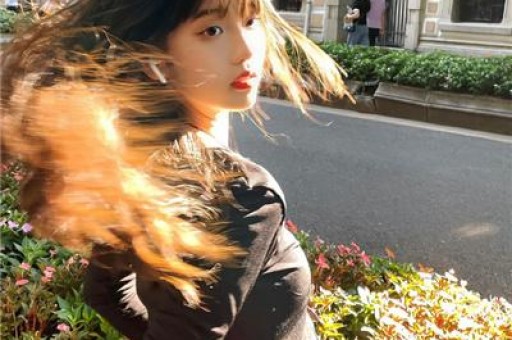 网红在泳池直播大量普通人无辜入镜此行为已经涉嫌违法