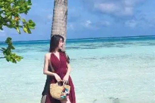 千万网红蓝战非被禁自曝年入过亿发表激进言论更多黑料被扒