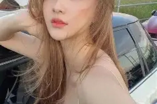 抖音初代网红 x 严谨泳装照